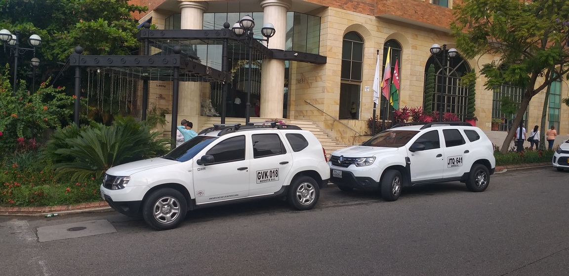 white taxis sm75